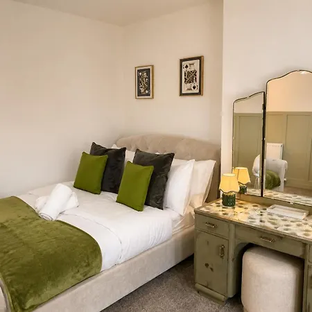 Airport House Free Parking & Garden Apartment *