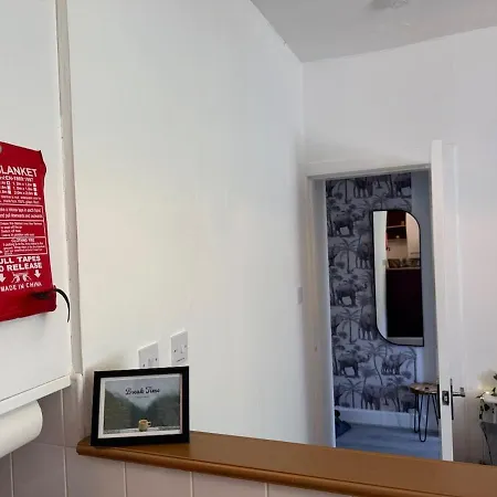 Apartment Stylish Retreat Walk To Centre & Wi-fi