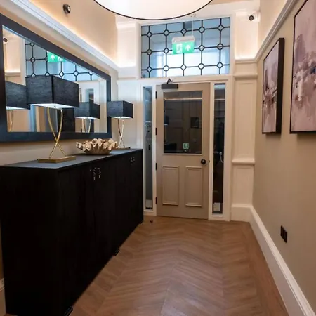 Grand Leith Luxe Jacuzzi & Cinema Apartamento *