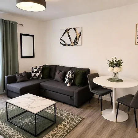 Airport House Free Parking & Garden