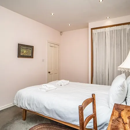 Stylish Leith Flat Great Transport Links To - Pass The Keys Edinburg