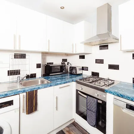 Cosy 3 Bedroom By Meadows Apartment
