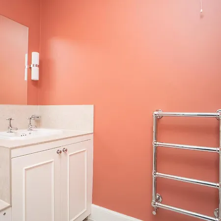 Charming 2 Bedroom Flat In The Centre - Pass The Keys Apartment Edinburgh