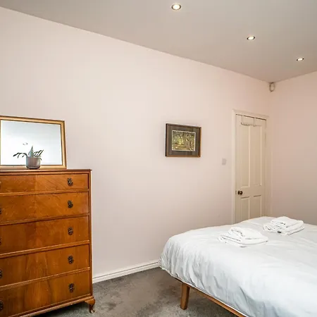 Appartement Stylish Leith Flat Great Transport Links To - Pass The Keys *