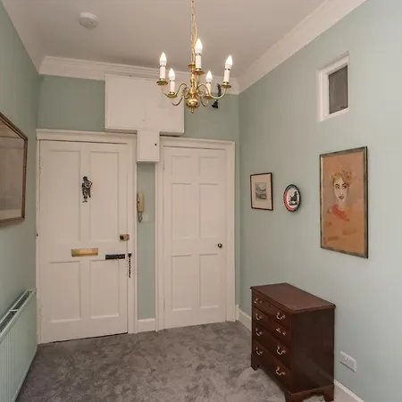 Charming 2 Bedroom Flat In The Centre - Pass The Keys