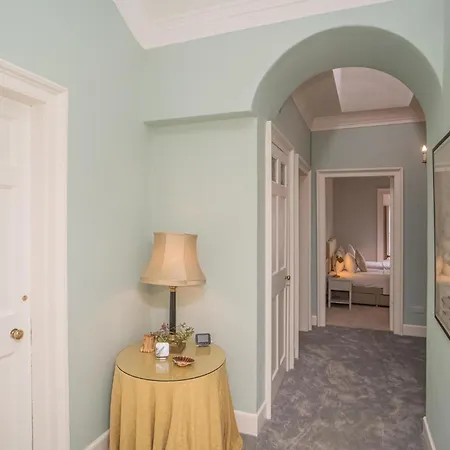 Charming 2 Bedroom Flat In The Centre - Pass The Keys *