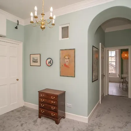Charming 2 Bedroom Flat In The Centre - Pass The Keys Apartment
