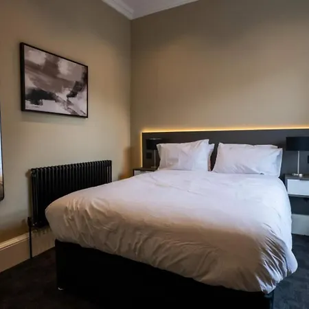 Grand Leith Luxe Jacuzzi & Cinema *