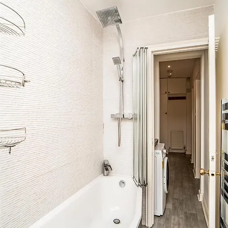 Stylish Leith Flat Great Transport Links To - Pass The Keys Edinburg