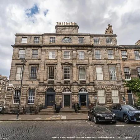 Charming 2 Bedroom Flat In The Centre - Pass The Keys * Edinburgh