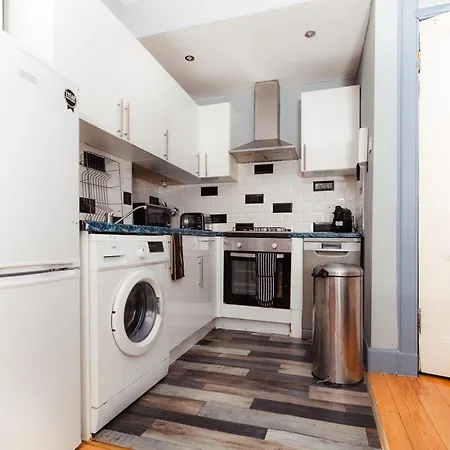 Cosy 3 Bedroom By Meadows Apartment *