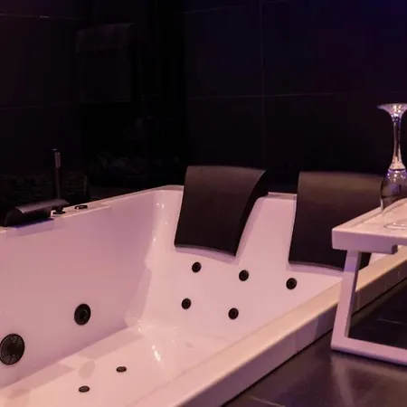 Grand Leith Luxe Jacuzzi & Cinema