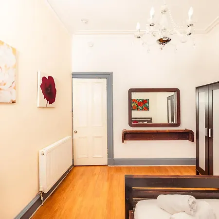 Cosy 3 Bedroom By Meadows Apartment