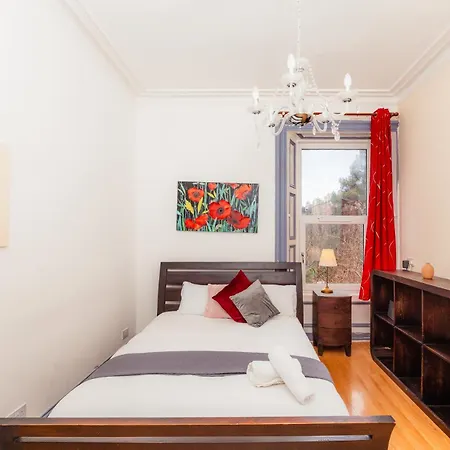 Cosy 3 Bedroom By Meadows Apartment