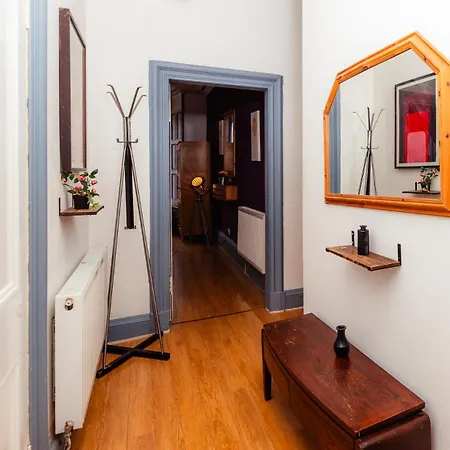 Cosy 3 Bedroom By Meadows Apartment