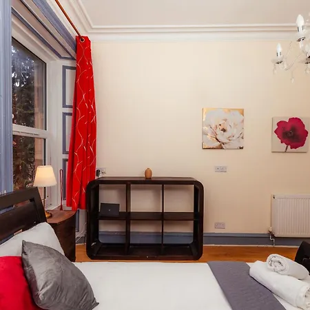 Cosy 3 Bedroom By Meadows Apartment