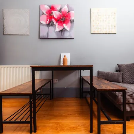 Cosy 3 Bedroom By Meadows Apartment *