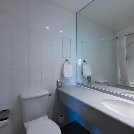 Express West By Ihg Hotel 3*