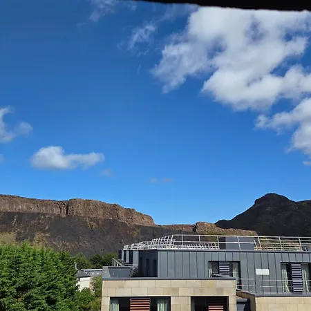 St Leonards Apartment, Sleeps 4, Cozy Overlooking Arthur's Seat * Edinburgh