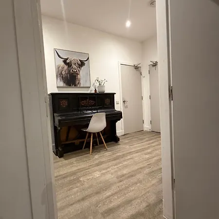Haymarket Spacious 3 Bedroom Street Level * Edinburgh