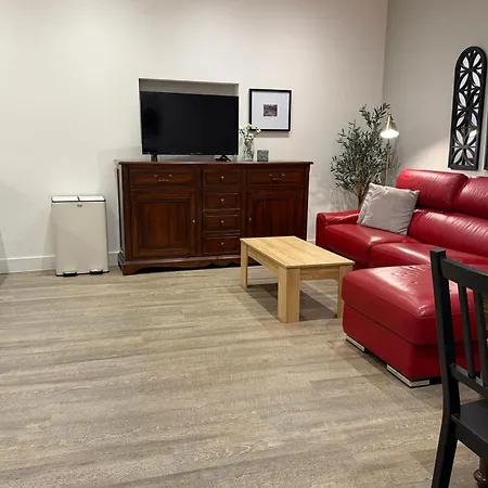 Haymarket Spacious 3 Bedroom Street Level Apartment *