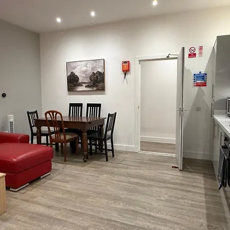 Haymarket Spacious 3 Bedroom Street Level * Edinburgh