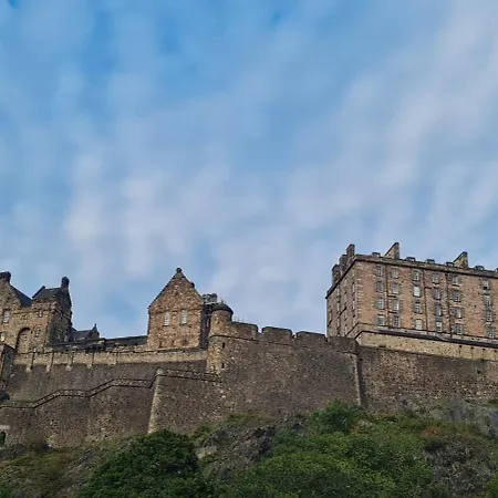 Апартаменты 223 Websters Land - Stunning Castle View Эдинбург