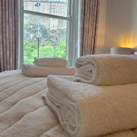 Old Town Castle View 4 Bedroom 5 Beds Sleeps 10 Апартаменты Эдинбург