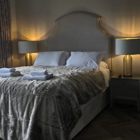 Апартаменты Old Town Castle View 4 Bedroom 5 Beds Sleeps 10 *