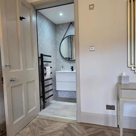 Old Town Castle View 4 Bedroom 5 Beds Sleeps 10 * Эдинбург