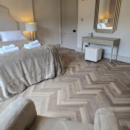 Апартаменты Old Town Castle View 4 Bedroom 5 Beds Sleeps 10