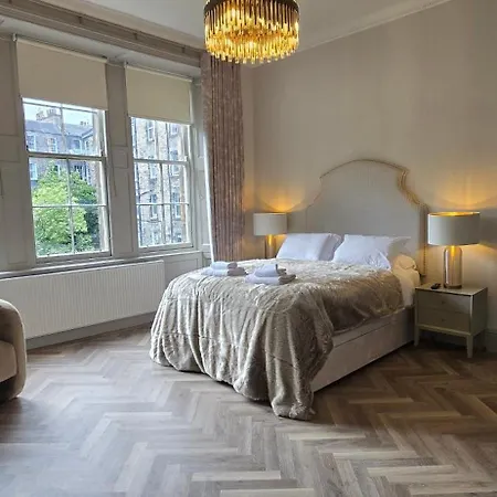 Old Town Castle View 4 Bedroom 5 Beds Sleeps 10 Эдинбург