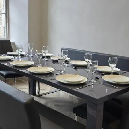Old Town Castle View 4 Bedroom 5 Beds Sleeps 10 * Эдинбург