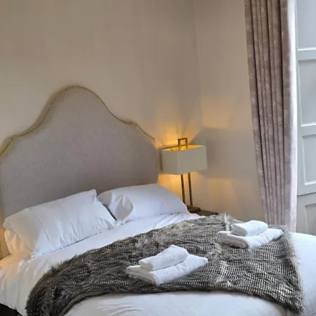 Апартаменты Old Town Castle View 4 Bedroom 5 Beds Sleeps 10 *