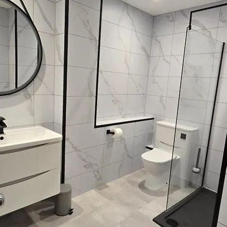 Апартаменты Old Town Castle View 4 Bedroom 5 Beds Sleeps 10 Эдинбург