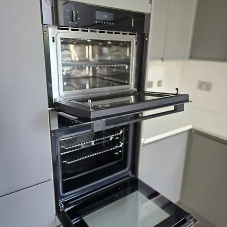 Апартаменты Old Town Castle View 4 Bedroom 5 Beds Sleeps 10 Эдинбург