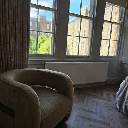 Old Town Castle View 4 Bedroom 5 Beds Sleeps 10 * Эдинбург