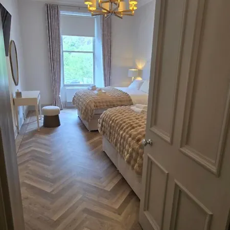 Old Town Castle View 4 Bedroom 5 Beds Sleeps 10 * Эдинбург