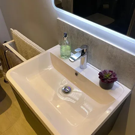 Super Modern 2br With Parking & Fast Wifi *