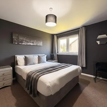Whole House, 4-beds, Sleeps 6, Garden & Parking
