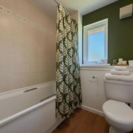 Дом отдыха Whole House, 4-beds, Sleeps 6, Garden & Parking *