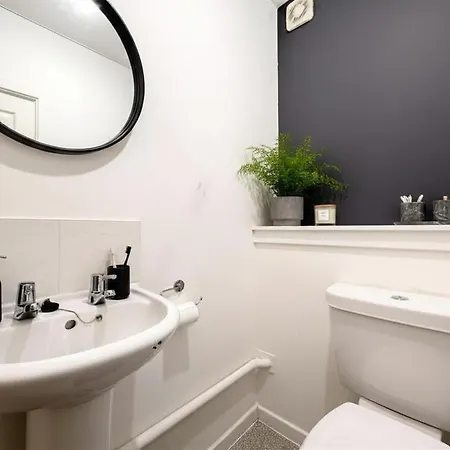 Whole House, 4-beds, Sleeps 6, Garden & Parking