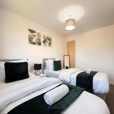 Whole House, 4-beds, Sleeps 6, Garden & Parking Дом отдыха