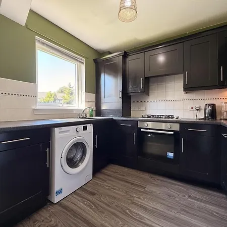 Whole House, 4-beds, Sleeps 6, Garden & Parking