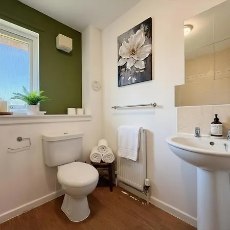 Whole House, 4-beds, Sleeps 6, Garden & Parking Дом отдыха