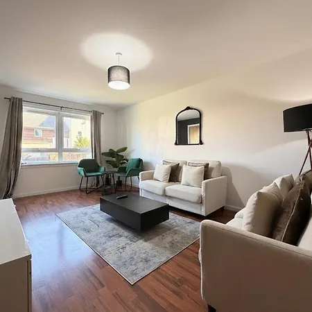 Whole House, 4-beds, Sleeps 6, Garden & Parking *