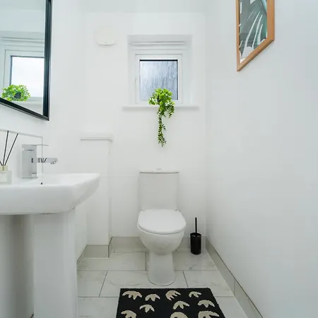 Spacious 4bed House, 3 Baths, Parking, Sleeps 7 * Эдинбург