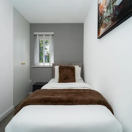 Spacious 4bed House, 3 Baths, Parking, Sleeps 7