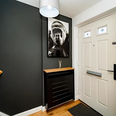 Дом отдыха Spacious 4bed House, 3 Baths, Parking, Sleeps 7