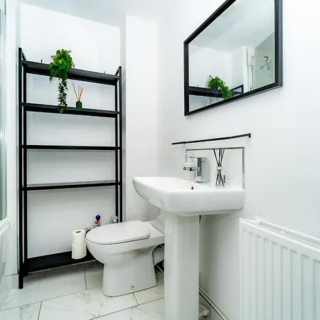 Spacious 4bed House, 3 Baths, Parking, Sleeps 7 * Эдинбург